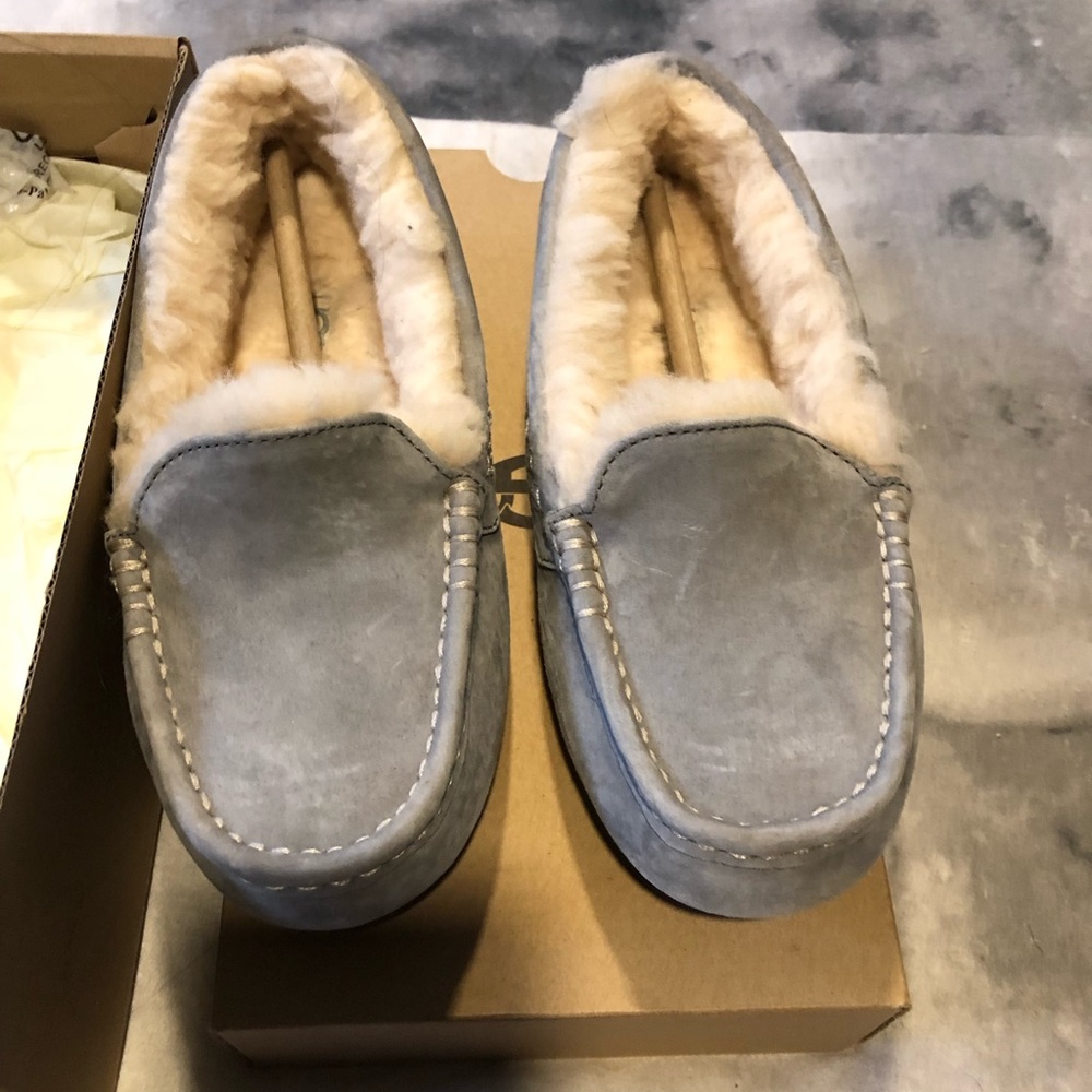BRAND NEW ugg Ansley slippers.